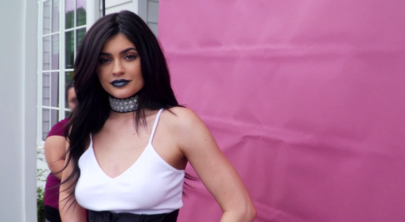 Illustration for article titled As You'd Expect, the Kardashians Embraced Every Stereotype in Cuba